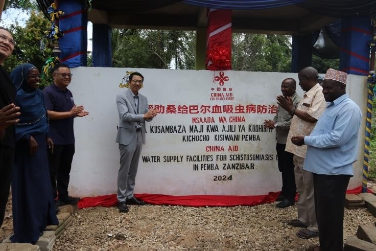 中國援助桑給巴爾血吸蟲病防治技術(shù)項(xiàng)目安全供水工程揭牌儀式日前在當(dāng)?shù)嘏e行。 施亮攝