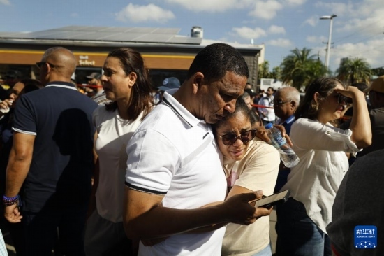  4月8日，人們聚集在多米尼加首都圣多明各的夜總會屋頂坍塌事故現(xiàn)場附近。新華社發(fā)