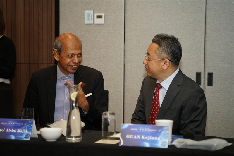 分享會現(xiàn)場，中方記者同與會代表進行友好交流。林俊揚攝