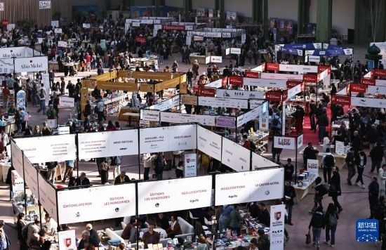 4月11日，人們在法國巴黎大皇宮參加2025巴黎書展。新華社記者 高靜 攝