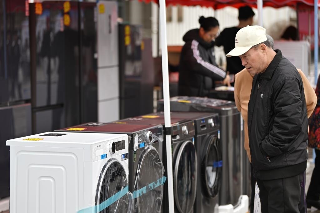 3月28日，天津市北辰區(qū)舉行2025年消費品以舊換新惠民服務(wù)活動，吸引眾多市民前來選購。新華社記者 李然 攝