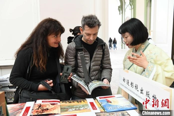 當(dāng)?shù)貢r間4月11日，2025年巴黎圖書節(jié)在巴黎大皇宮揭幕。中國出版代表團(tuán)攜千余種中國精品圖書亮相展會。 中新社記者 李洋 攝