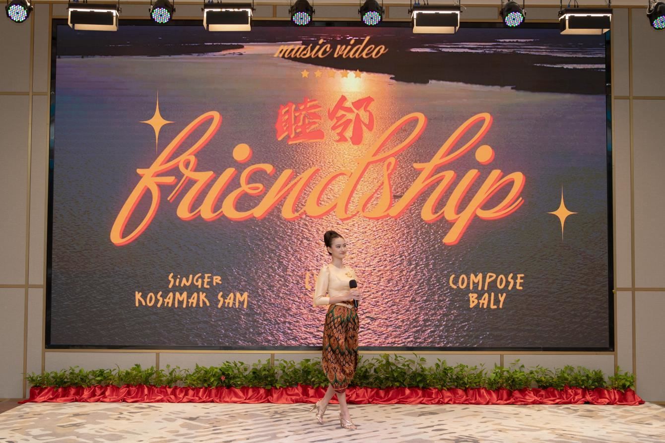 柬埔寨歌手珂撒瑪演唱紀錄片《睦鄰·柬埔寨》主題曲。柬埔寨數(shù)字電視有限公司供圖