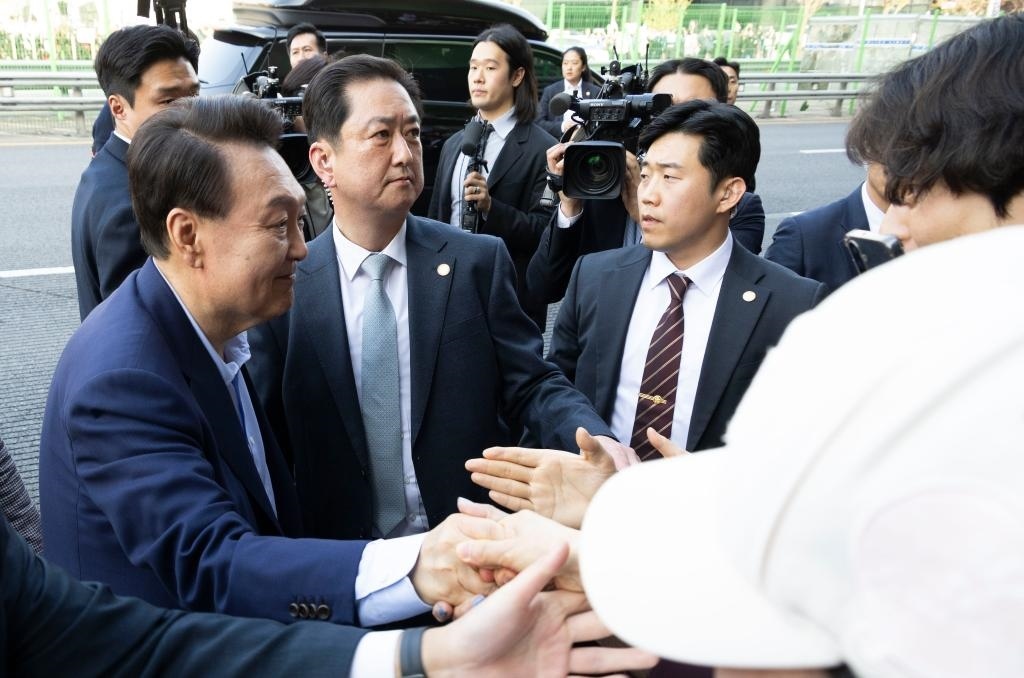 4月11日，韓國前總統(tǒng)尹錫悅（左一）在離開首爾漢南洞官邸時(shí)與支持者握手。新華社發(fā)（全休相攝）