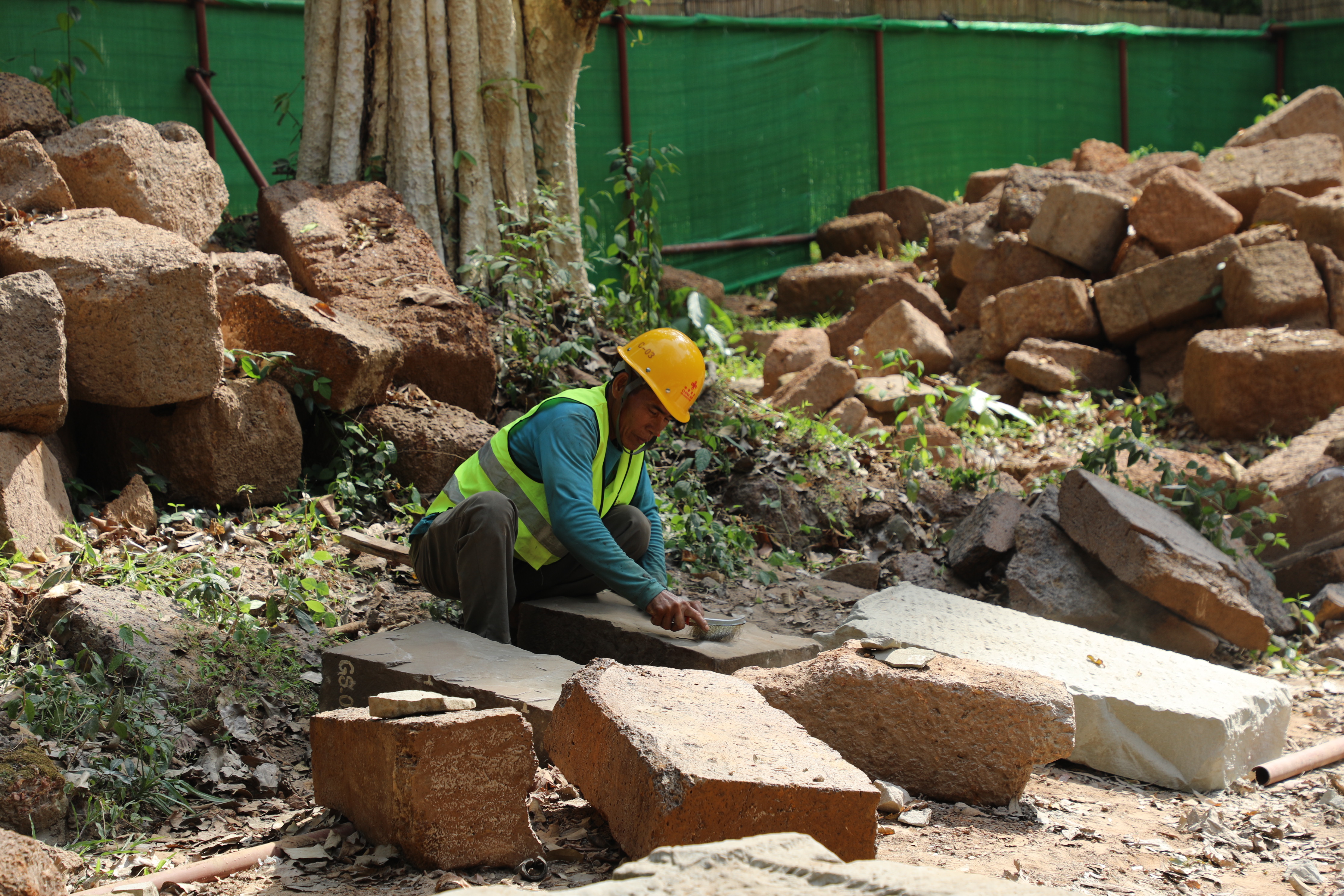 一名柬埔寨工人正在王宮遺址修復現(xiàn)場工作。（人民日報記者曹師韻 攝）