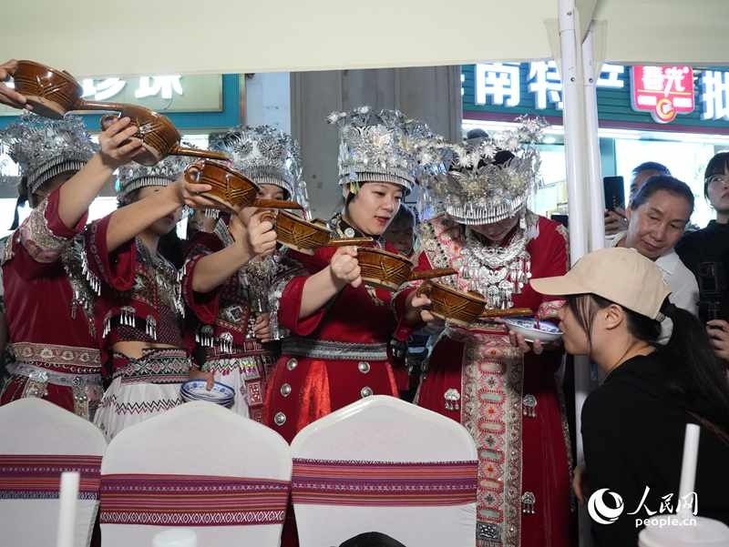 游客體驗(yàn)互動(dòng)演出《高山流水》。人民網(wǎng)記者 張力洋攝