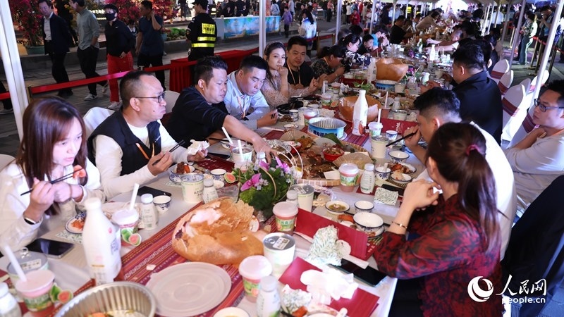 消博會(huì)嘉賓沉浸享用長(zhǎng)桌宴。人民網(wǎng)記者 符武平攝