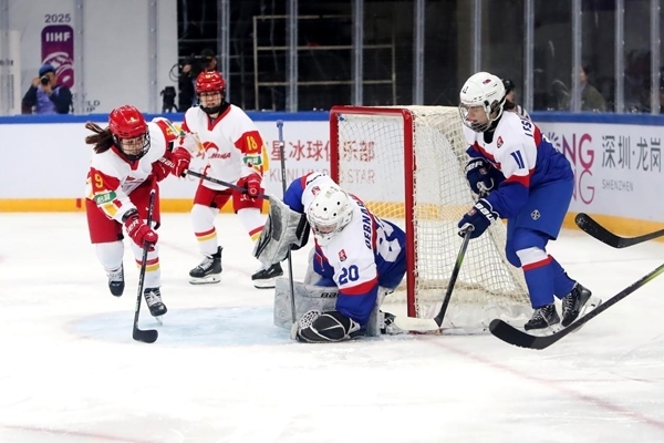 中國隊球員孔明會(左一)射門。圖片來源：中國冰球協(xié)會