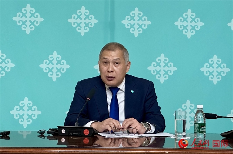 哈薩克斯坦駐華大使沙赫拉特·努雷舍夫在哈駐華大使館舉辦新聞發(fā)布會(huì)。人民網(wǎng)阿爾達(dá)克 攝