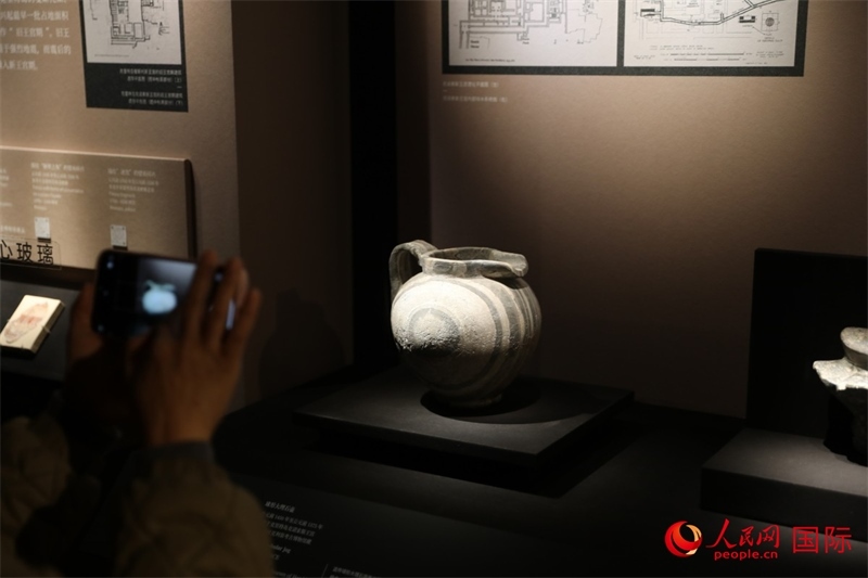 參觀者在拍攝。4月14日，來自希臘伊拉克利翁考古博物館的文物在故宮博物院展出。（人民網(wǎng) 張澤宇攝）