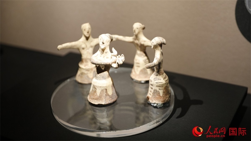舞蹈者與音樂家雕塑群像。4月14日，來自希臘伊拉克利翁考古博物館的文物在故宮博物院展出。（人民網(wǎng) 張澤宇攝）