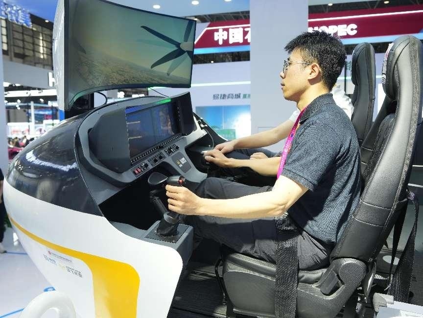 記者體驗低空經(jīng)濟的應用消費場景。人民網(wǎng)記者 張力洋攝