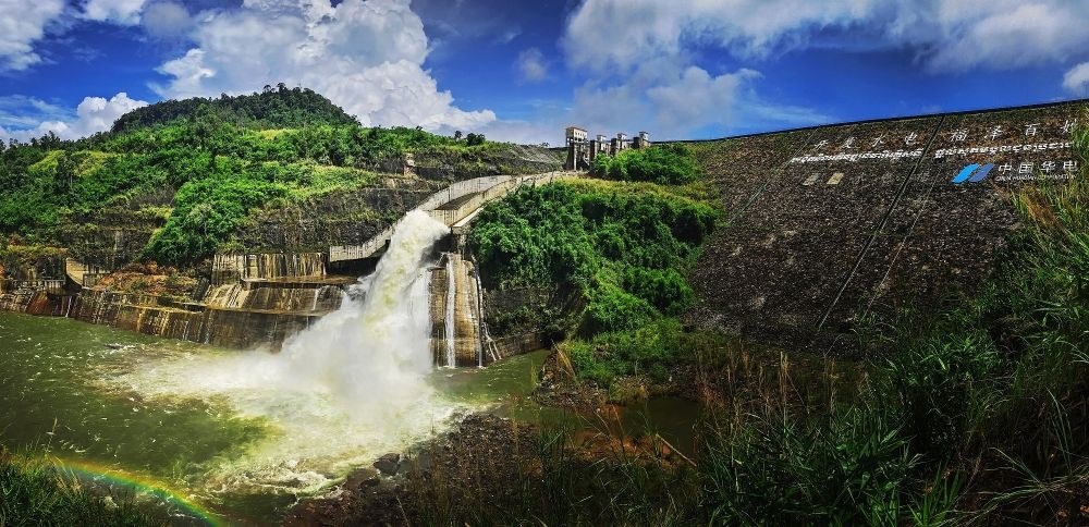 2018年6月22日在柬埔寨戈公省拍攝的中國援柬額勒賽水電站上大壩。