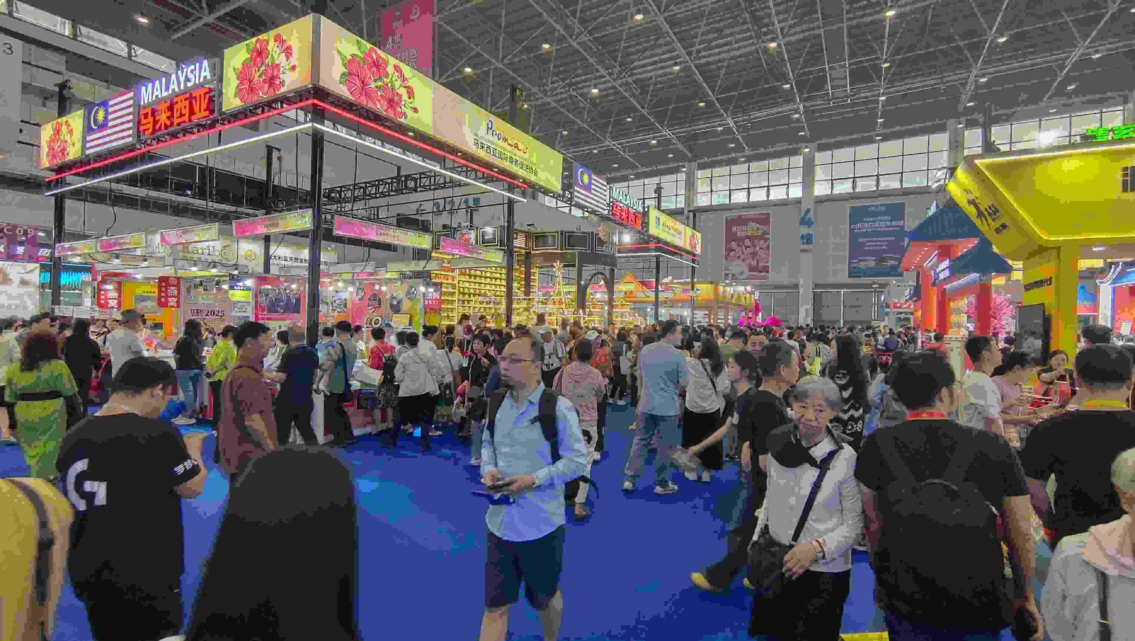 消博會迎來公眾開放日，眾多市民、客商來到展館參觀、購物。人民網記者 李彤攝