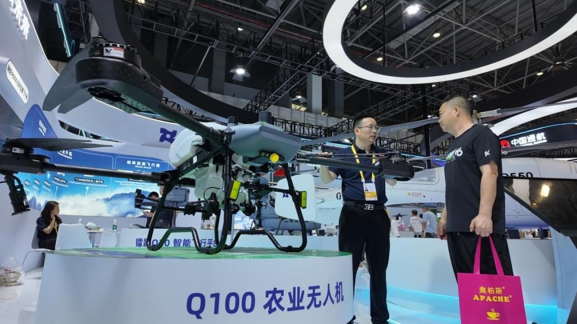 低空經濟展區(qū)展出的農業(yè)無人機裝備。人民網 歐陽易佳攝