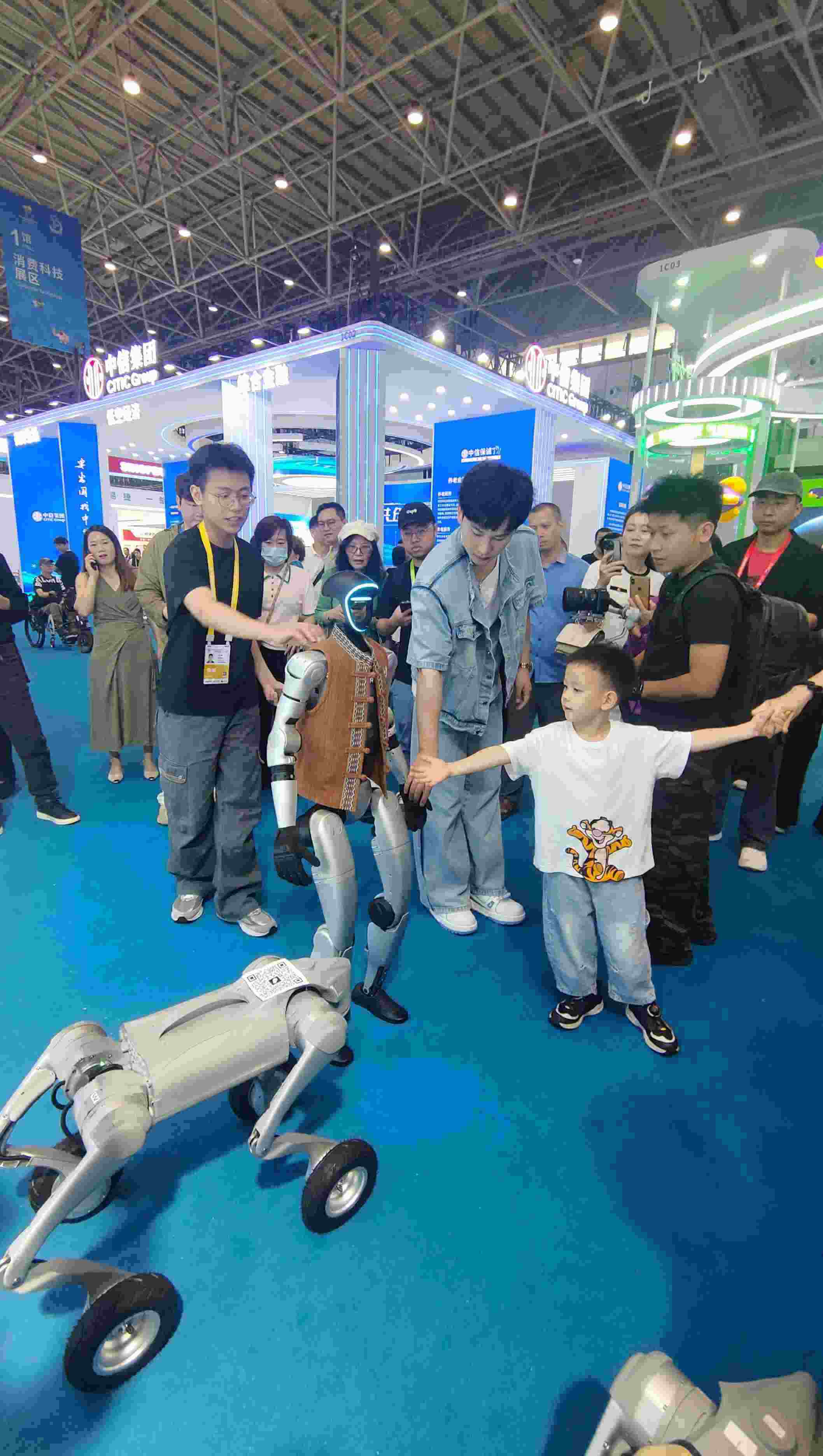 消博會現(xiàn)場，機器人等科技消費產品吸引觀展者駐足。人民網記者 李彤攝