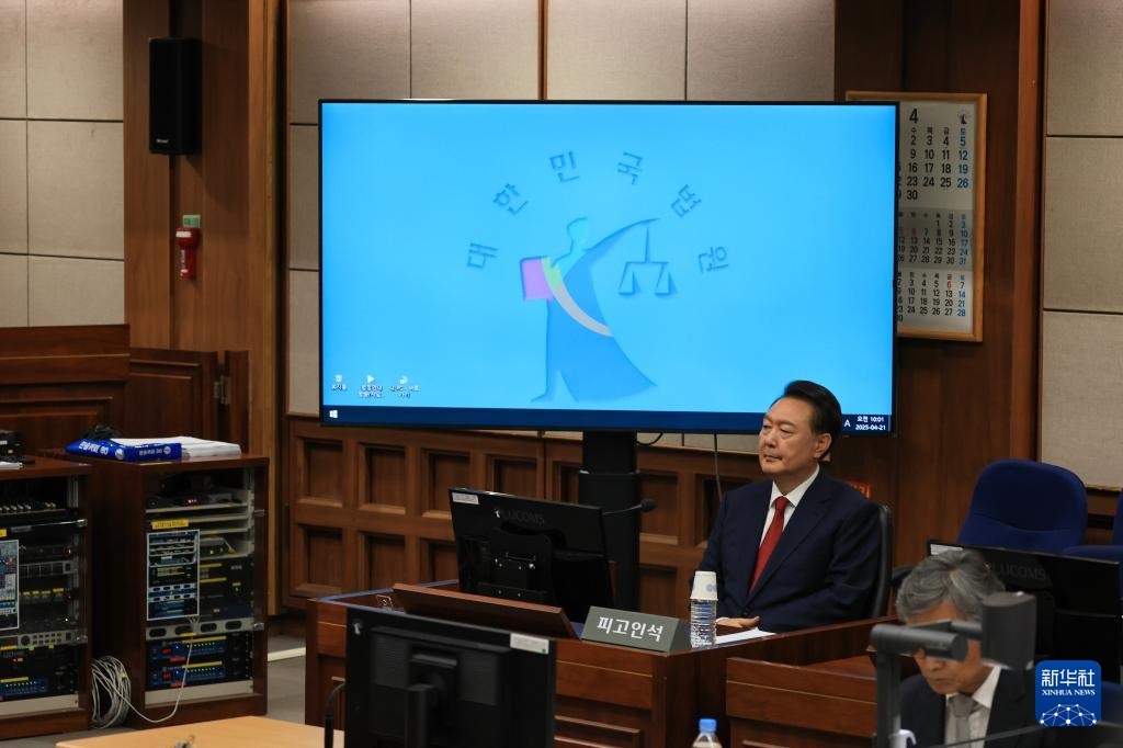 4月21日，尹錫悅在韓國首爾中央地方法院出席庭審。新華社/紐西斯通訊社
