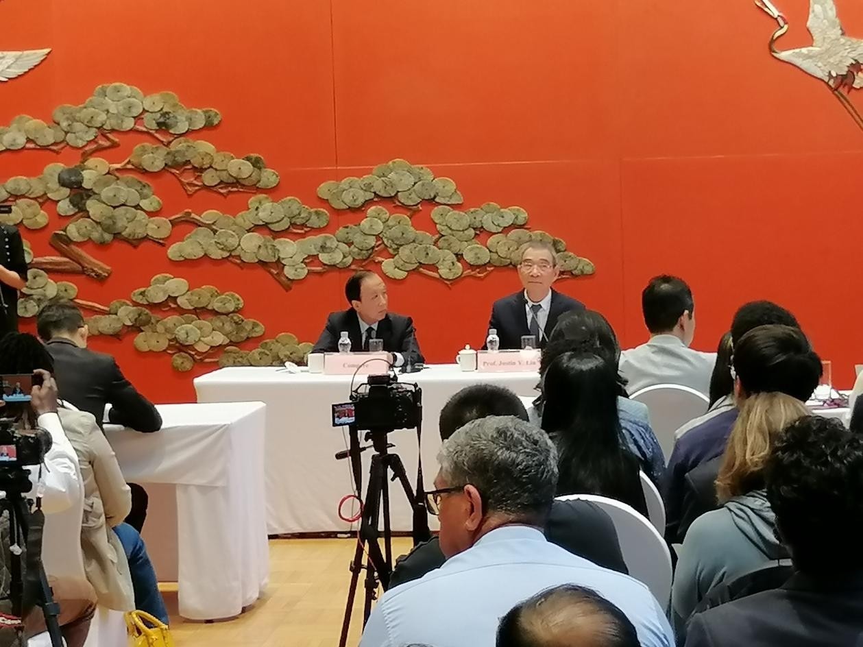 圖為21日舉行的“臨甲7號(hào)沙龍”，林毅夫（右一）在回答中外媒體記者的提問(wèn)。 人民網(wǎng)記者 李瀟攝