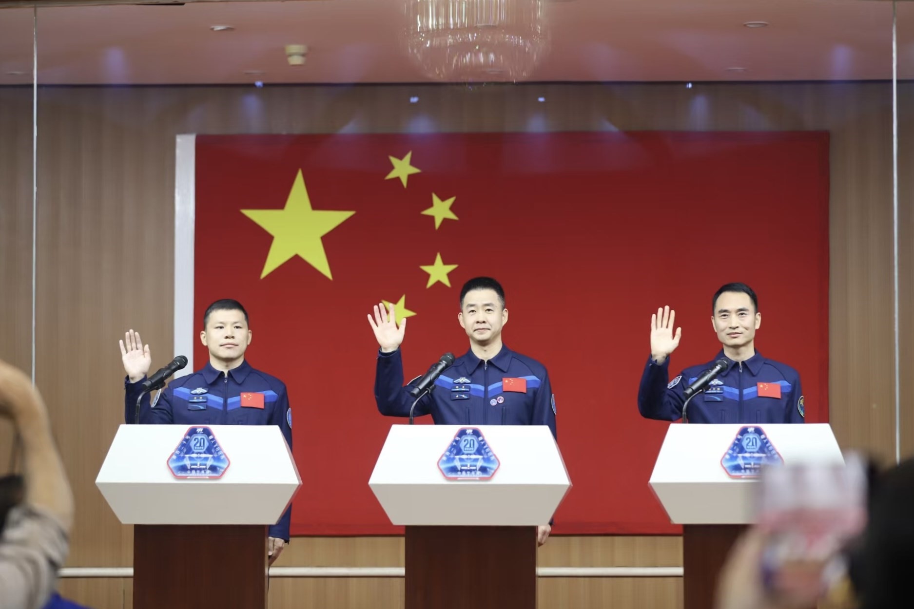 4月23日，神舟二十號(hào)航天員乘組在酒泉衛(wèi)星發(fā)射中心問天閣與中外媒體記者集體見面。人民網(wǎng)記者 黃帆攝