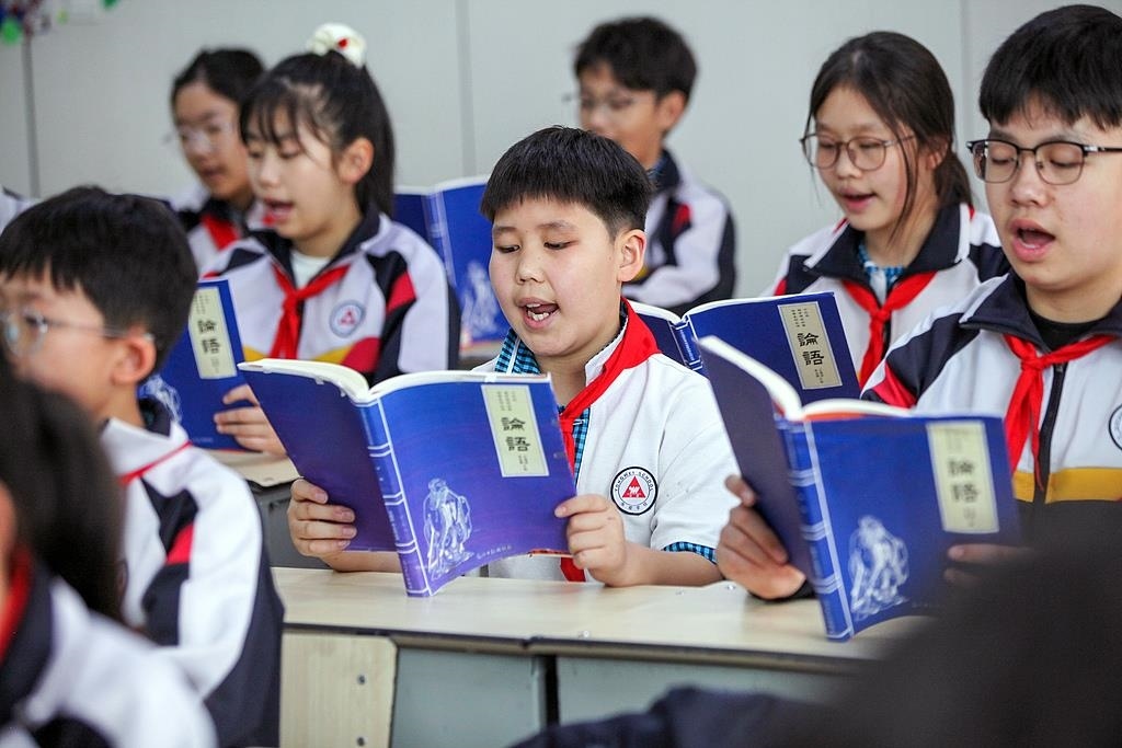 △2025年4月21日，河南焦作，學(xué)生們在誦讀《論語》。