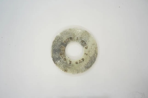 武王墩一號墓出土的鏤孔玉璧。全國十大考古新發(fā)現(xiàn)活動辦公室供圖