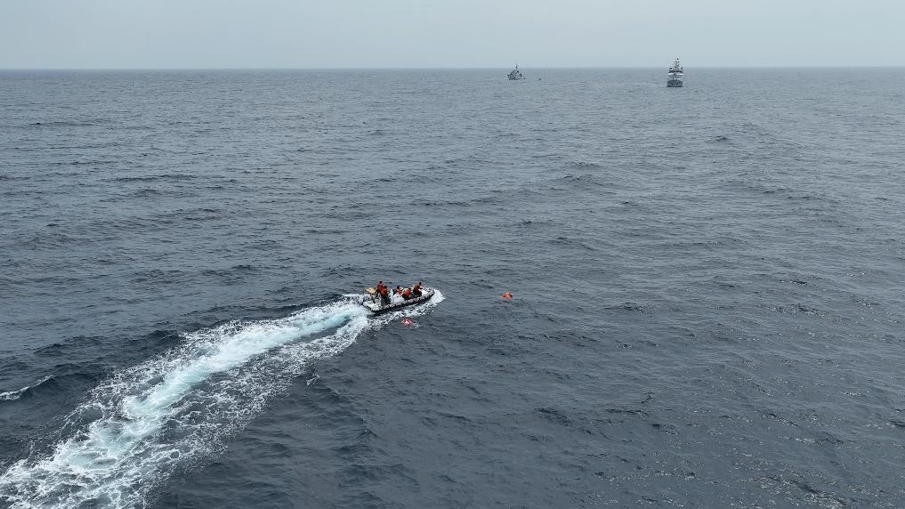 4月23日，中越海警開展海上聯(lián)合搜救演練，模擬營救落水人員。（中國海警供圖）