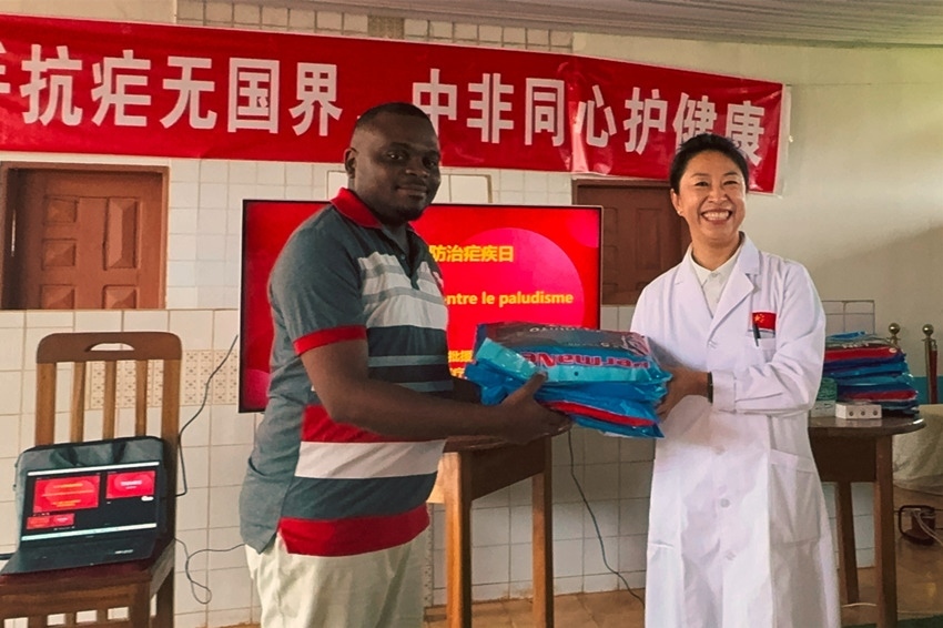 【3】贈送抗瘧物資。中國（山西）第24批援喀麥隆姆巴爾馬尤醫(yī)療隊 供圖