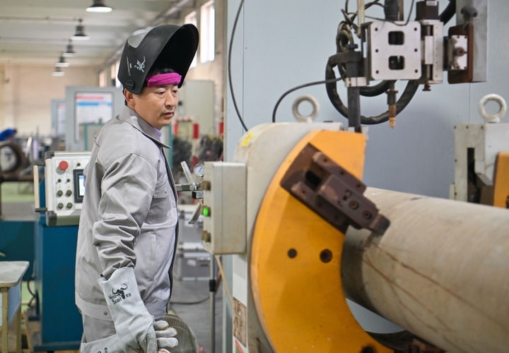 在中石化第四建設(shè)有限公司工匠學(xué)院，全國人大代表、中石化第四建設(shè)有限公司工匠學(xué)院焊接教練張振連操作自動焊機(jī)（2025年2月21日攝）。新華社記者 孫凡越 攝