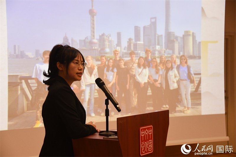 斯德哥爾摩考試中心經(jīng)理陳曦介紹“漢語水平考試”情況。人民網(wǎng)記者 殷淼攝