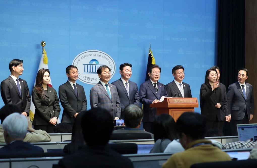 4月11日，李在明在韓國首爾舉行的新聞發(fā)布會上介紹他的總統(tǒng)競選團隊。新華社記者姚琪琳攝