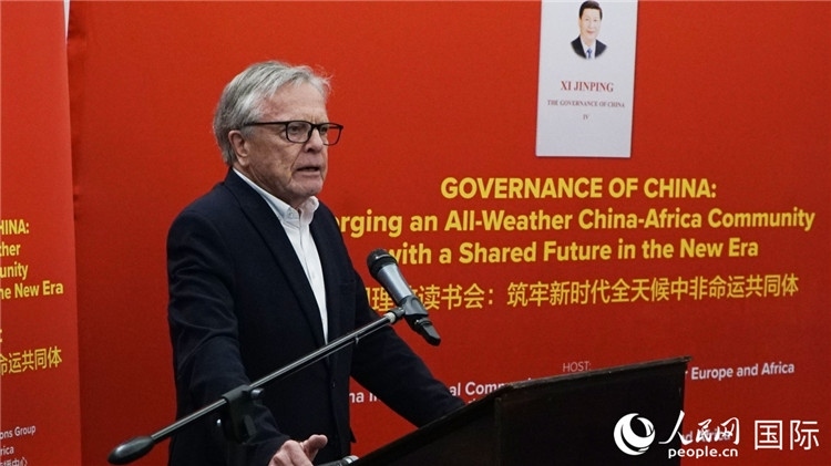 南非前駐日本、西班牙、馬達(dá)加斯加大使、浙江師范大學(xué)非洲研究院資深研究員赫特·赫羅布勒在讀書(shū)會(huì)上發(fā)言。人民網(wǎng) 劉暢攝