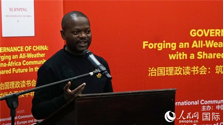 約翰內(nèi)斯堡大學(xué)非洲中國(guó)研究中心研究員葛迪恩·吉通加在讀書(shū)會(huì)上發(fā)言。人民網(wǎng) 劉暢攝