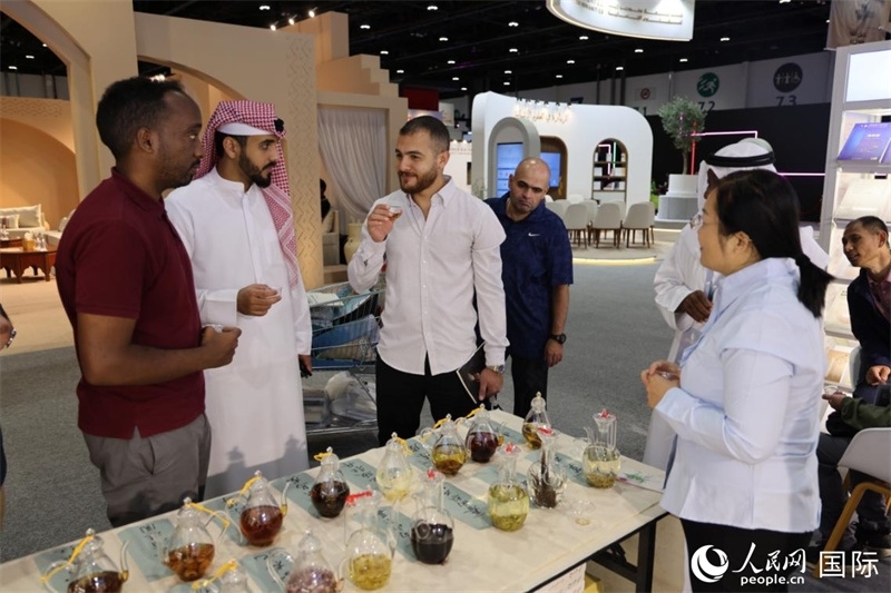 在“閱讀中國”館，當(dāng)?shù)刈x者通過品味中國茶，了解中國文化。人民網(wǎng)記者 張志文攝