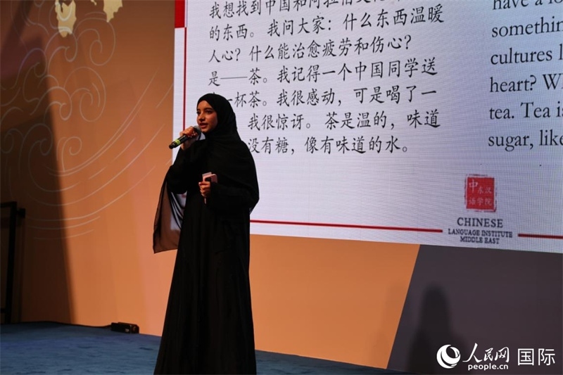 第四屆“阿聯(lián)酋眼中的中國”中文比賽上，一位阿聯(lián)酋漢語學(xué)習(xí)者與觀眾分享對中國茶文化的思考。人民網(wǎng)記者 張志文攝