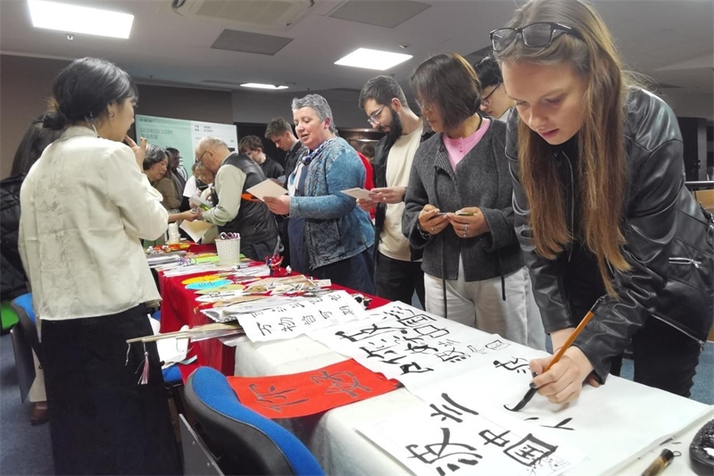 現(xiàn)場(chǎng)來(lái)賓體驗(yàn)中國(guó)傳統(tǒng)文化。中國(guó)駐波蘭大使館供圖。