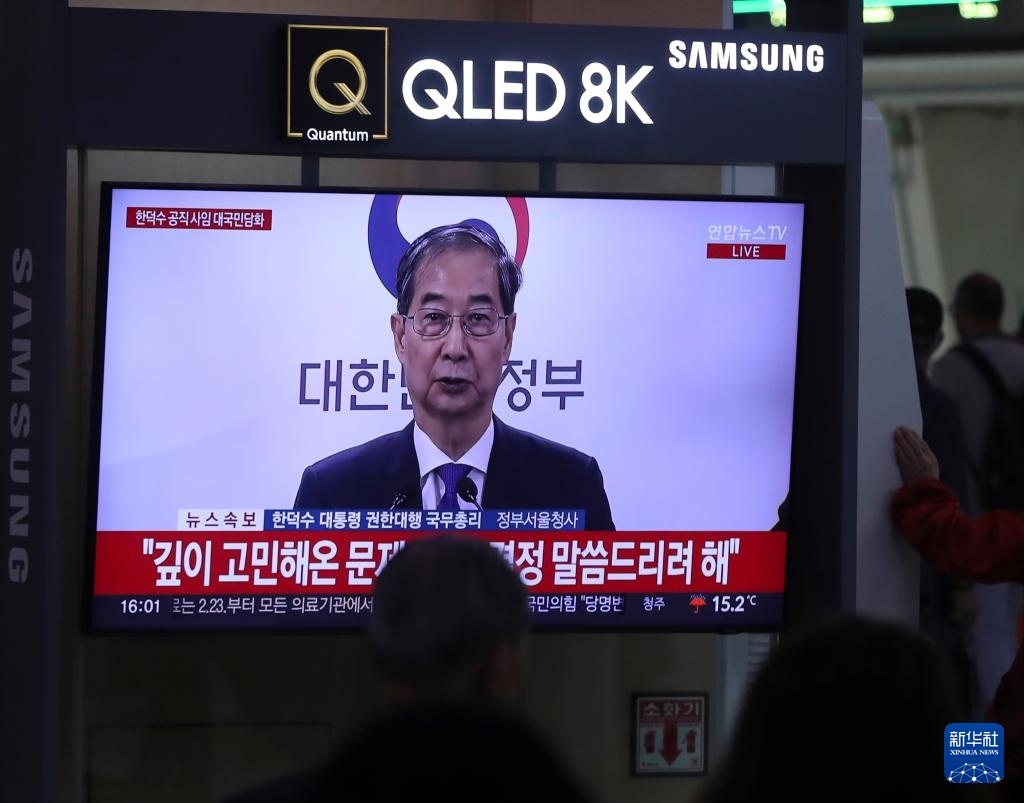 5月1日，在韓國首爾火車站，民眾觀看韓德洙辭職的新聞。新華社記者 姚琪琳 攝