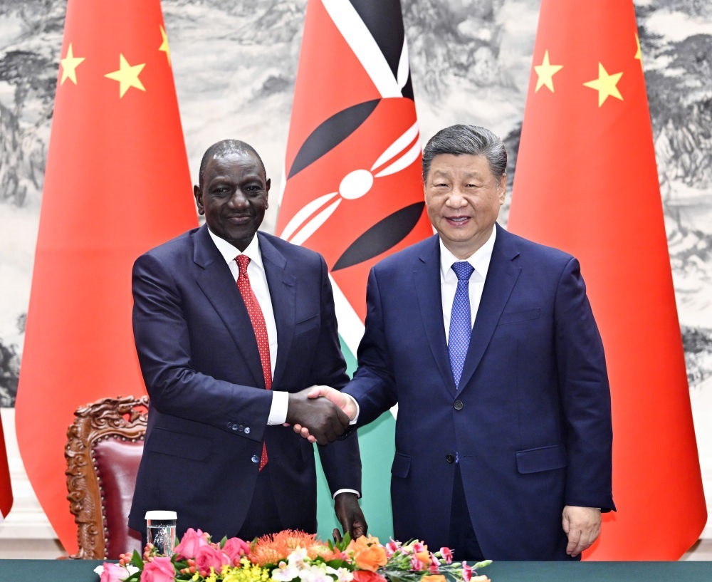 4月24日上午，國(guó)家主席習(xí)近平在北京人民大會(huì)堂同來(lái)華進(jìn)行國(guó)事訪問(wèn)的肯尼亞總統(tǒng)魯托舉行會(huì)談。這是習(xí)近平同魯托握手。新華社記者 岳月偉 攝