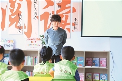 田桂月帶領(lǐng)孩子共讀繪本《點(diǎn)》。李澤罡攝