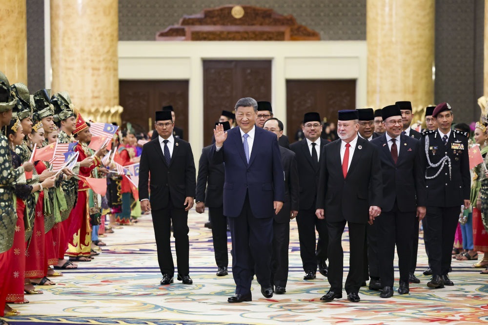 4月16日上午，馬來(lái)西亞最高元首易卜拉欣在馬來(lái)西亞國(guó)家王宮同中國(guó)國(guó)家主席習(xí)近平舉行會(huì)見(jiàn)。會(huì)見(jiàn)后，習(xí)近平出席易卜拉欣舉行的歡迎宴會(huì)。這是習(xí)近平向歡迎人群揮手致意。新華社記者 黃敬文 攝