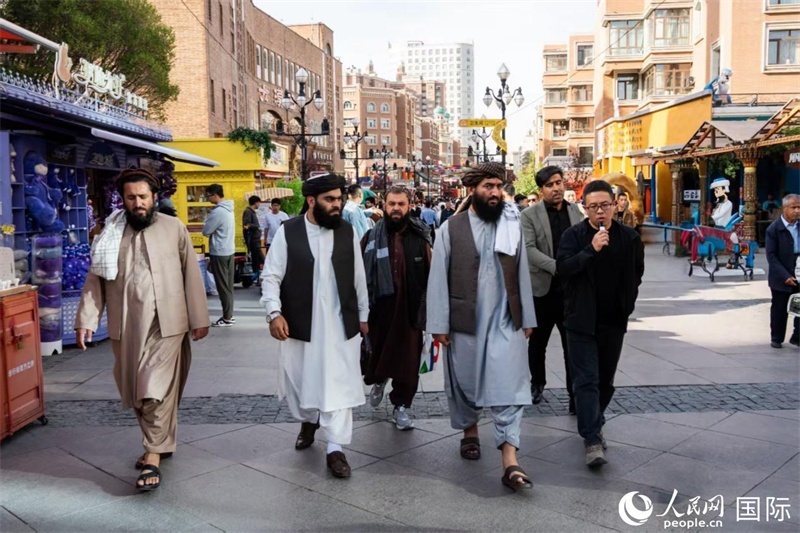 代表團在新疆國際大巴扎參觀。人民網(wǎng)記者 章凱風攝