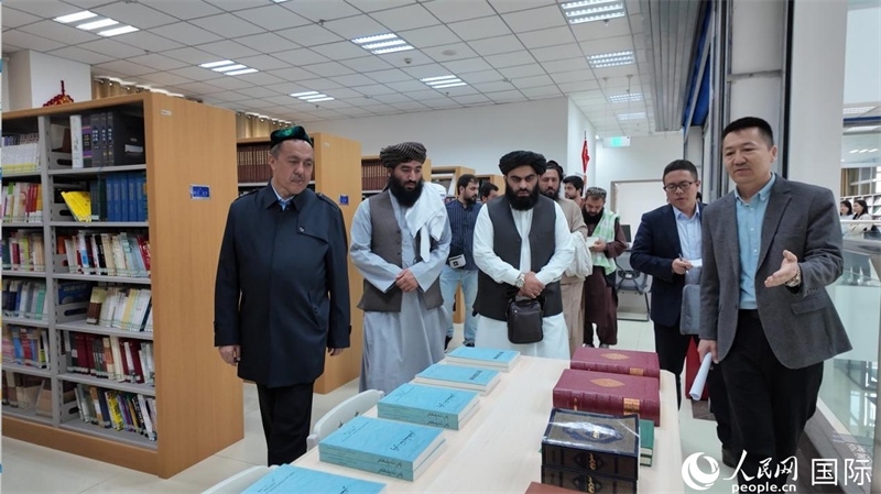 代表團在新疆伊斯蘭教經(jīng)學院圖書館參觀。人民網(wǎng)記者 章凱風攝