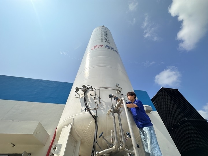 陳恩偉在海南商業(yè)航天發(fā)射場技術區(qū)罐區(qū)進行液氮轉注前準備。新華社記者 陳凱姿 攝