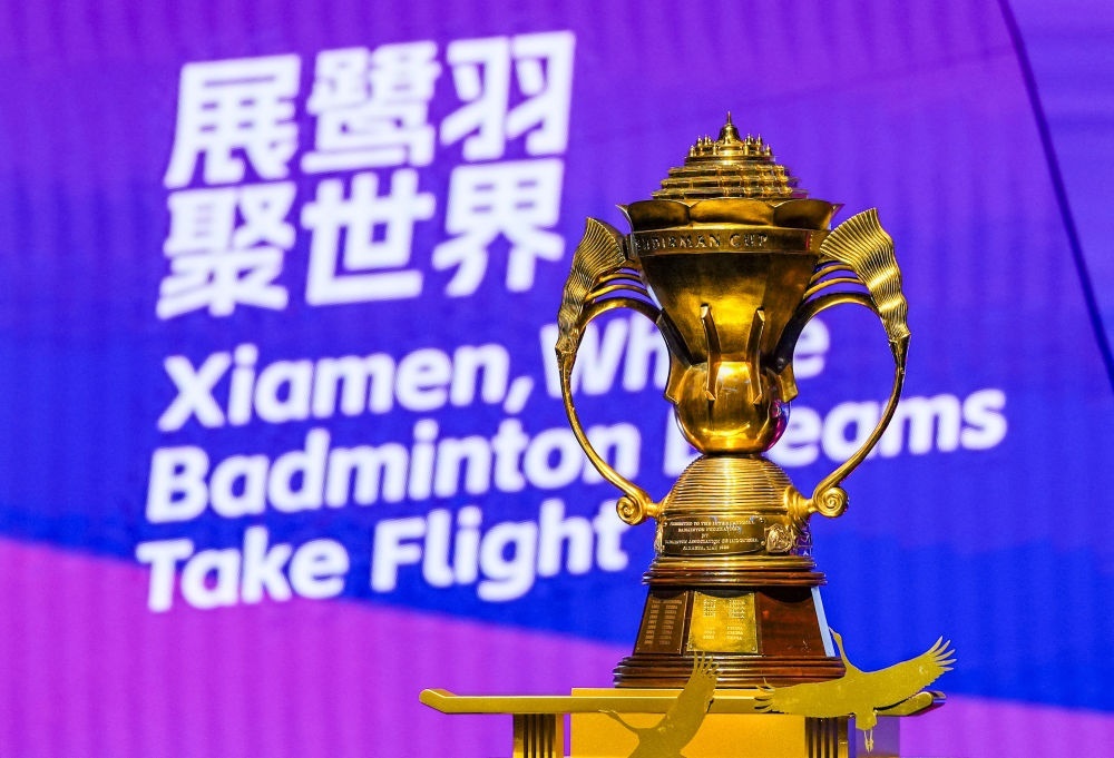 這是5月4日在決賽前拍攝的蘇迪曼獎杯。新華社記者 孫非 攝