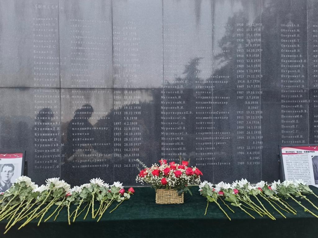 在南京抗日航空烈士紀(jì)念館鐫刻有蘇聯(lián)籍抗日航空英烈名錄的紀(jì)念碑前，擺放著人們獻(xiàn)上的鮮花（2024年11月22日攝）。新華社記者 邱冰清 攝