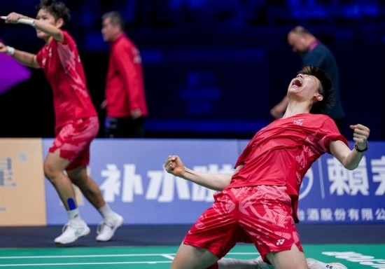 5月3日，中國隊組合馮彥哲（右）/黃東萍在半決賽混雙比賽后慶祝。新華社記者 孫非 攝