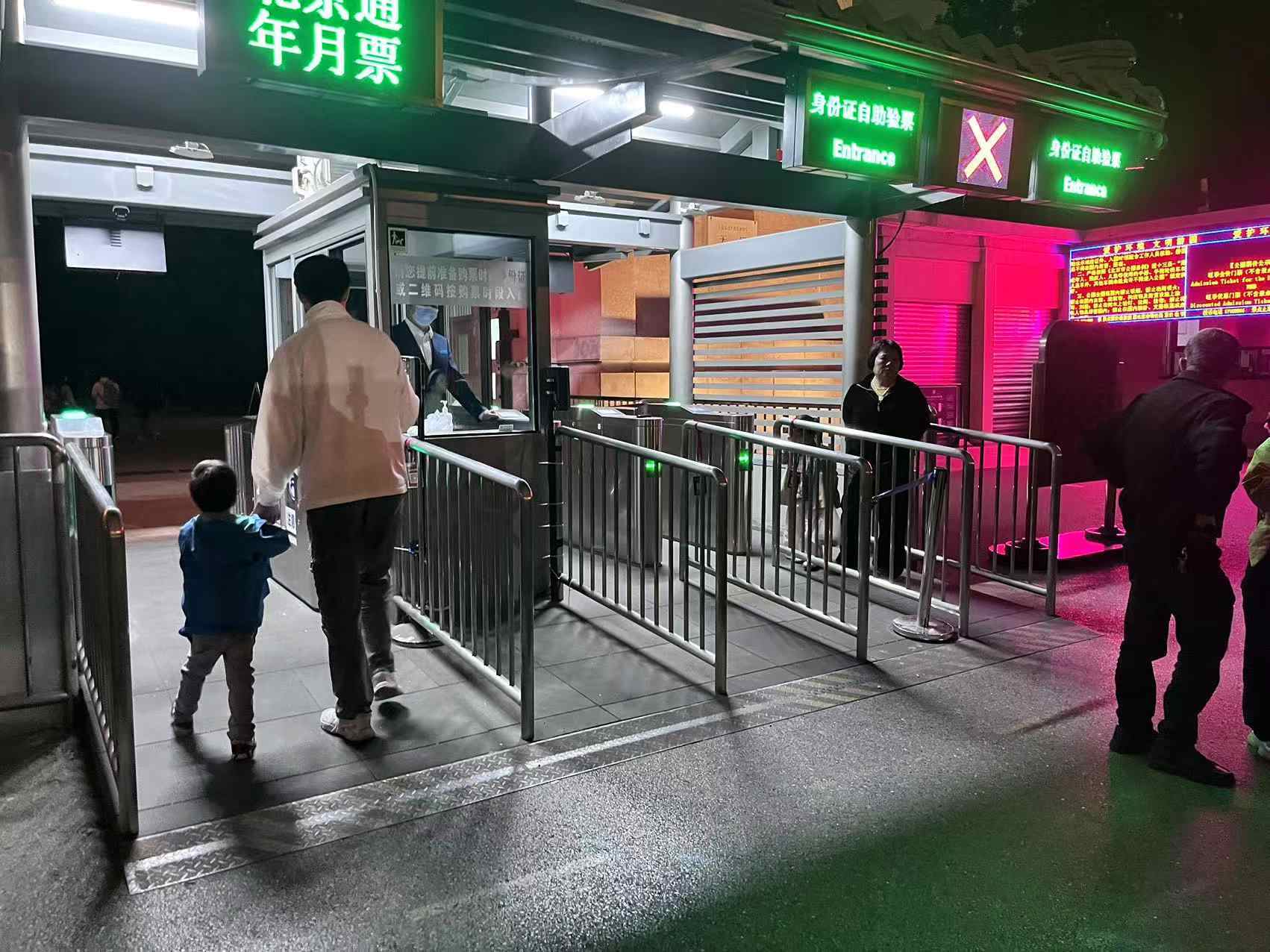 北京天壇公園延長(zhǎng)開(kāi)放時(shí)間，游客進(jìn)入游覽。人民網(wǎng)記者 李楠樺攝