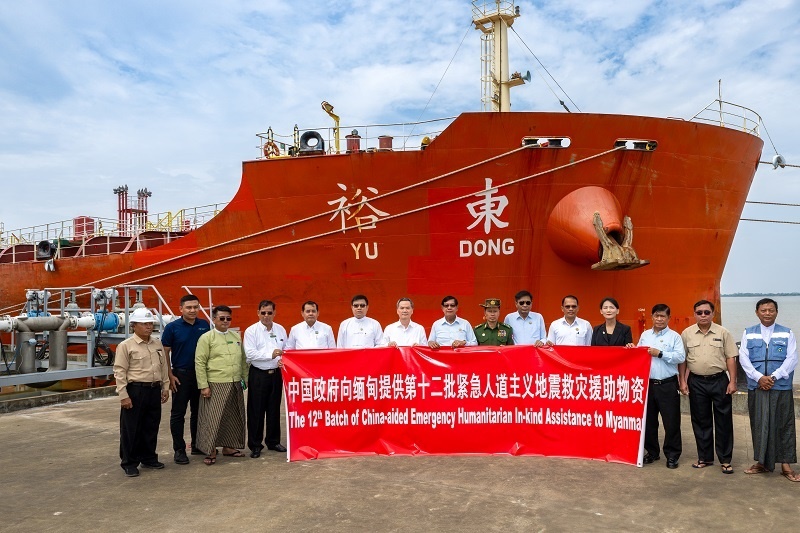 中國駐緬大使館歐陽道冰參贊、仰光省首席部長梭登及緬有關(guān)部門官員出席交接儀式。人民網(wǎng)記者 謝佳君攝