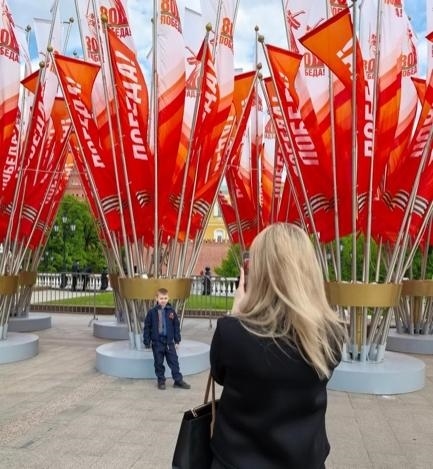 當(dāng)?shù)貢r(shí)間5月7日下午，莫斯科紅場外，紀(jì)念蘇聯(lián)偉大衛(wèi)國戰(zhàn)爭勝利80周年慶典旗幟飄揚(yáng)。