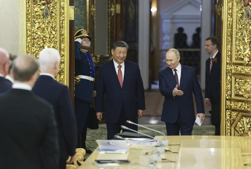 △當(dāng)?shù)貢r(shí)間5月8日，俄羅斯總統(tǒng)普京同習(xí)近平主席在莫斯科克里姆林宮舉行會(huì)談。這是兩國(guó)元首步入會(huì)場(chǎng)。