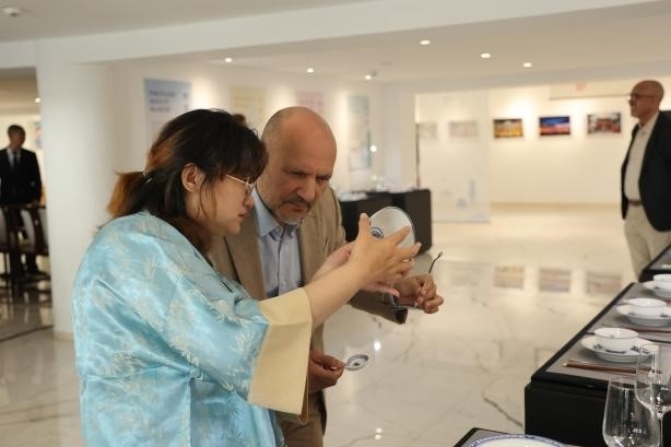 摩洛哥民眾在觀察中國瓷器。拉巴特中國文化中心供圖